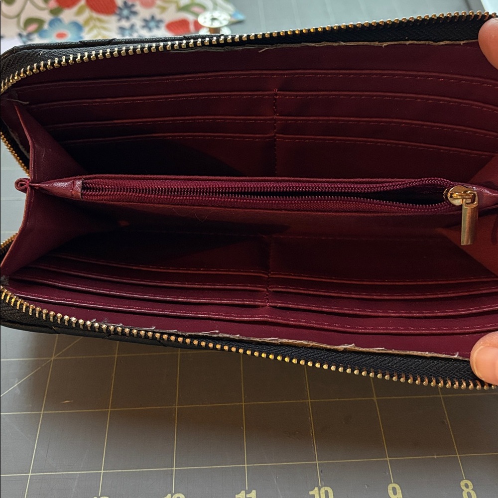 Ellen Tracy Quilted Black Wallet. Great condition. - Picture 3 of 4